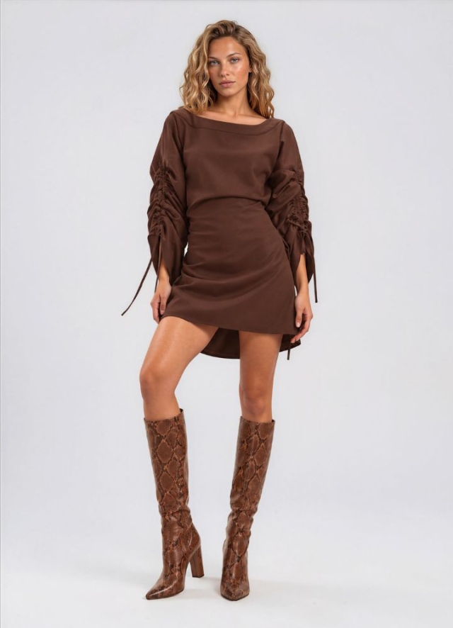 Rochie scurta maro cu maneci lungi ajustabile cu snur si decolteu rotund Mocha