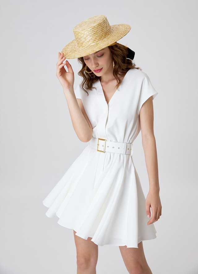 Rochie scurta alba cu decolteu in V si curea asortata Cosy 