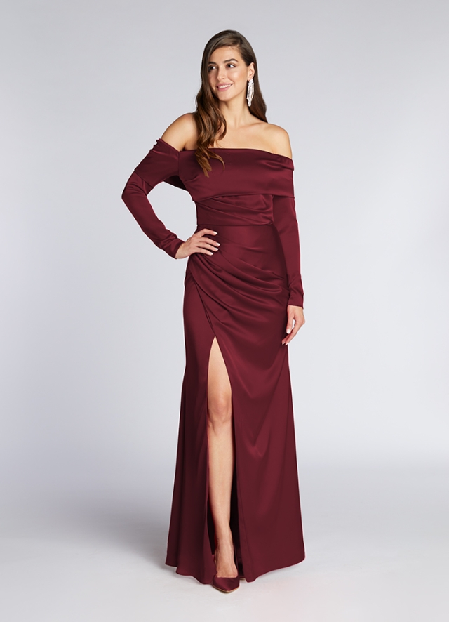 Rochie lunga de seara visinie din satin cu decolteu pe umeri si fusta cu slit pe picior Dimora