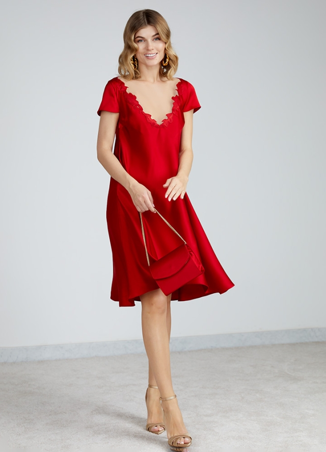 Rochie cocktail scurta larga rosie din satin cu decolteu in V si broderie Bari
