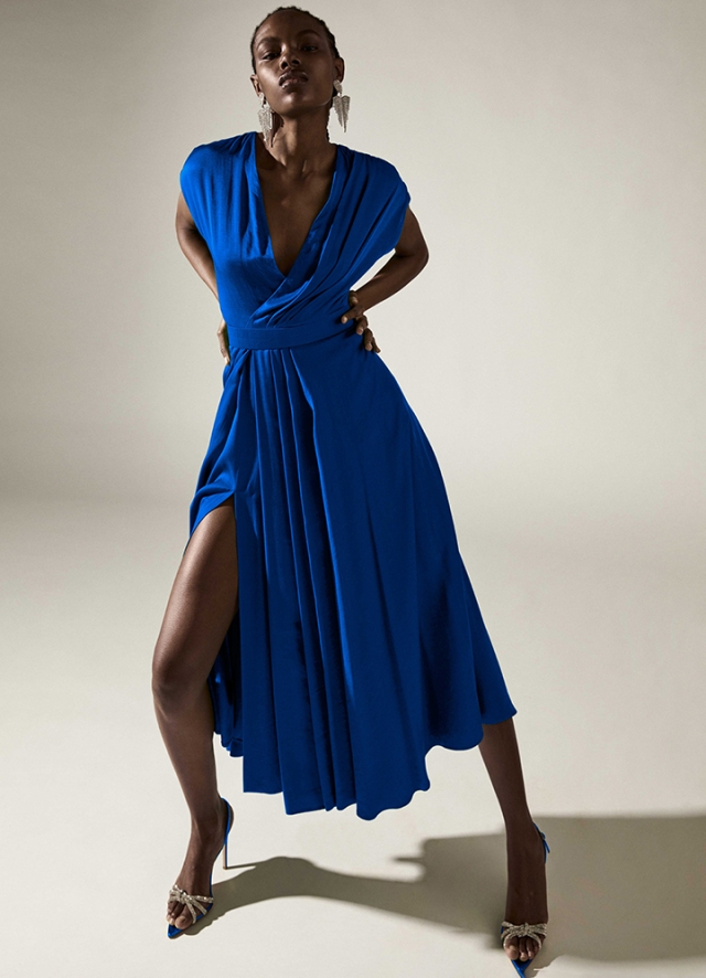 Rochie cocktail midi albastra cu drapaje pe decolteu in V si fusta drapata cu slit pe picior Segue