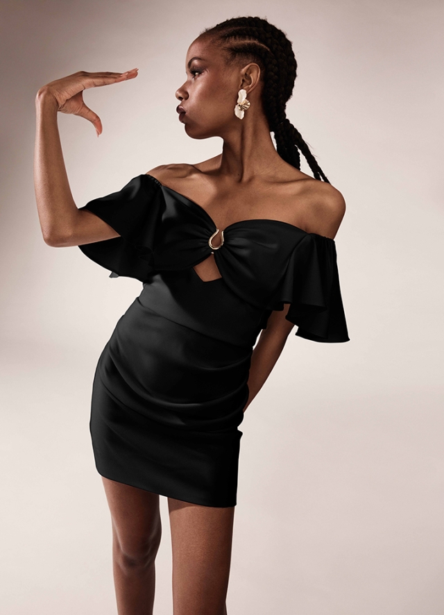 Rochie cocktail scurta neagra cu decolteu pe umeri si accesoriu metalic Yara