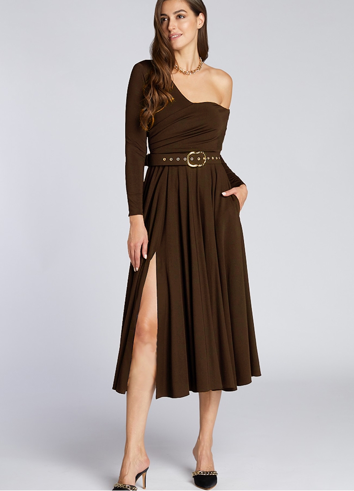 Rochie midi maro cu decolteu pe umar si croiala evazata cu slit pe picior Brandy