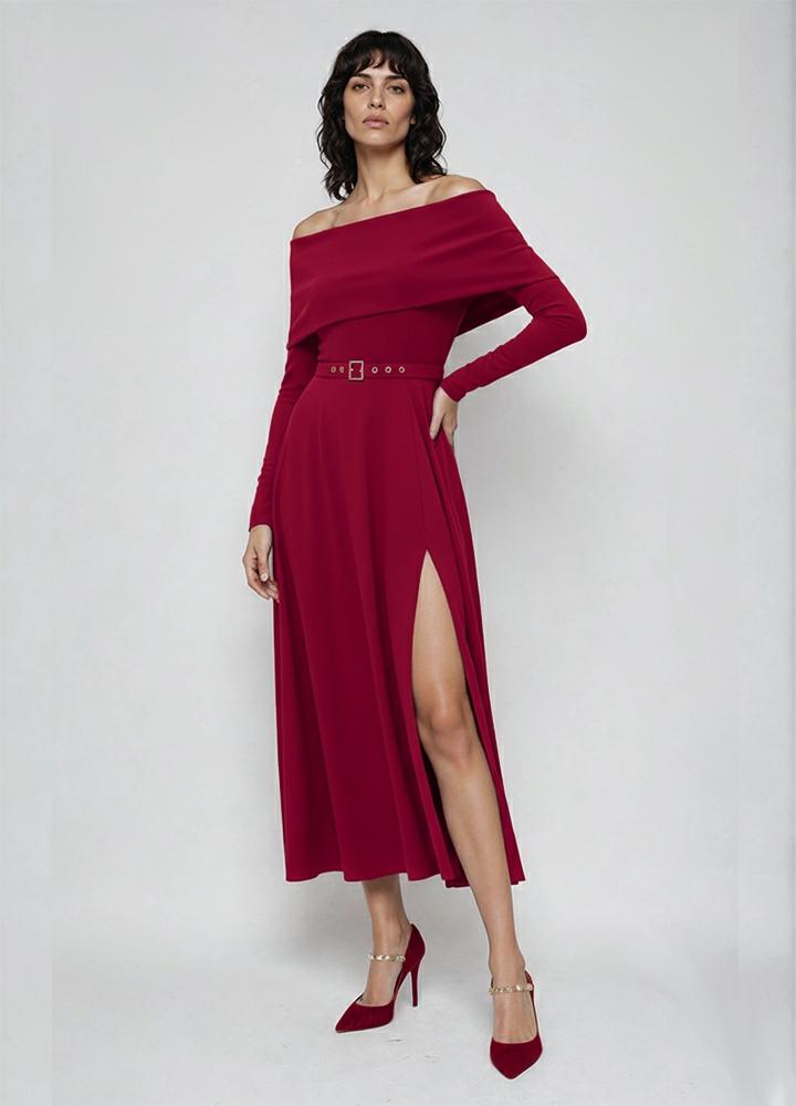 Rochie midi rosu inchis cu decolteu pe umeri si croiala evazata cu slit pe picior Melira