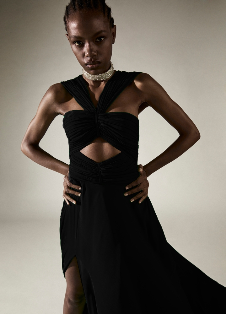 Rochie de seara neagra din matase cu drapaje si decupaje Sonore