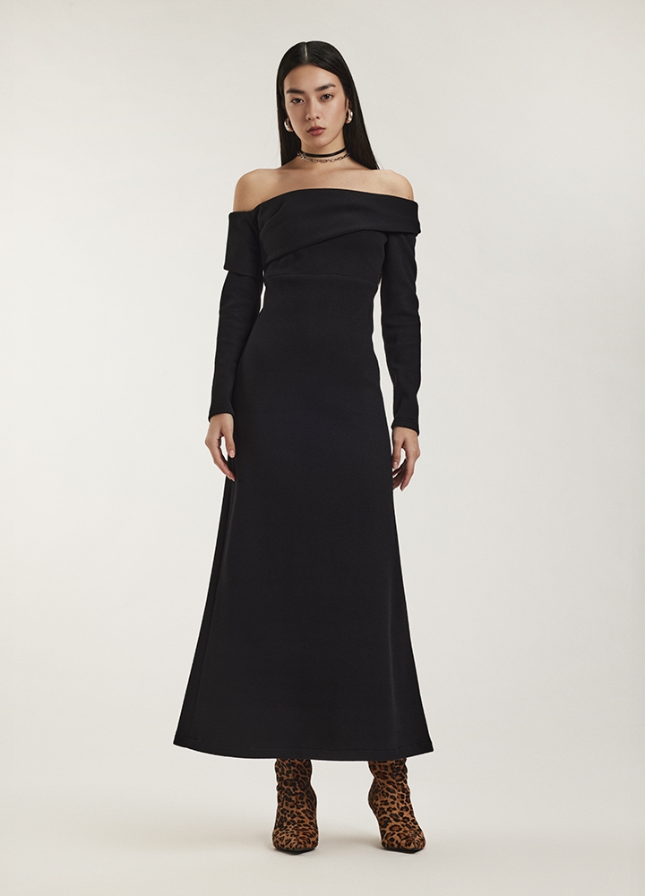 Rochie lunga neagra din tricot cu decoletu pe umeri si maneci lungi Chalet