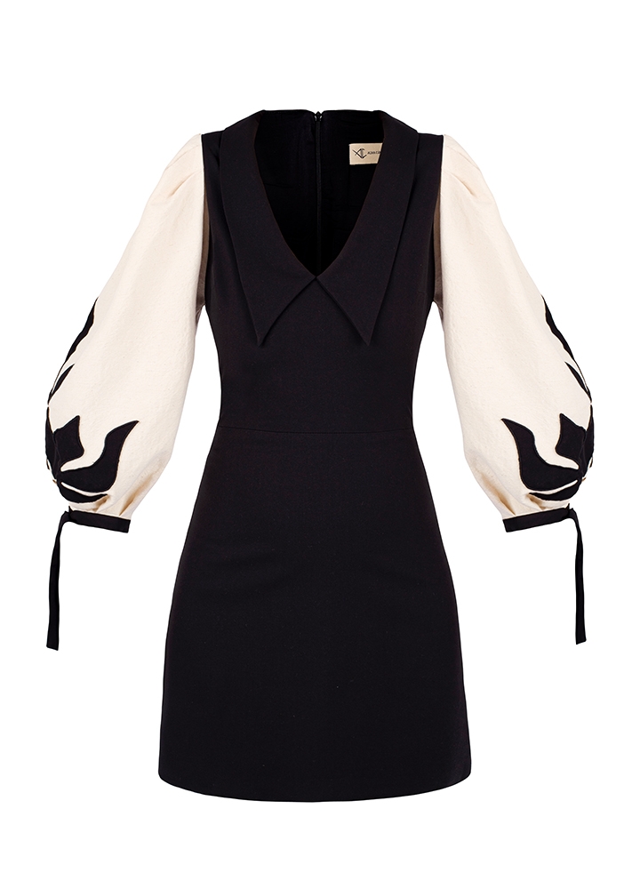 Rochie scurta neagra cu croiala in A si maneci supradimensionate din in Taro