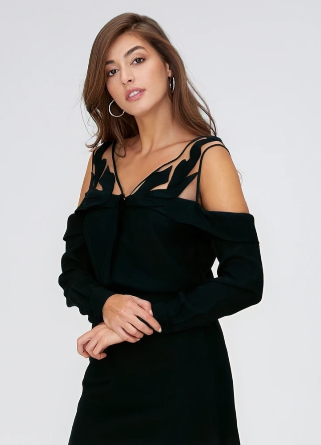 Camasa neagra din vascoza cu umeri decupati si tulle cu broderie Reveal 