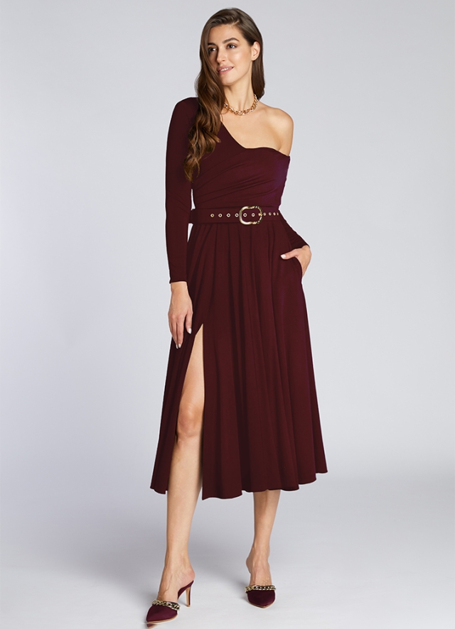 Rochie midi rosie  brodeaux cu decolteu pe umar si croiala evazata cu slit pe picior Brandy