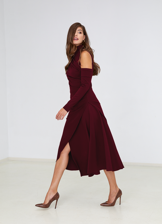 Rochie cocktail midi burgundy cu un umar decupat si fusta asimetrica Expose