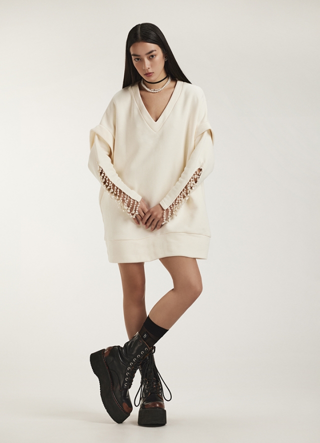 Rochie alba din bumbac cu decolteu in V si maneci lungi cu siraguri crosetate cu perle Juno 