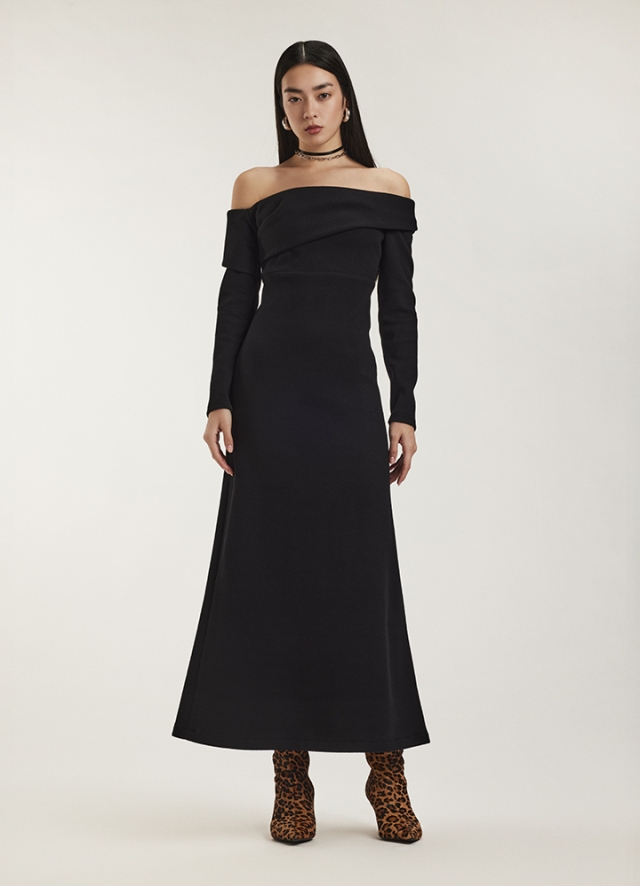 Rochie lunga neagra din tricot cu decoletu pe umeri si maneci lungi Chalet