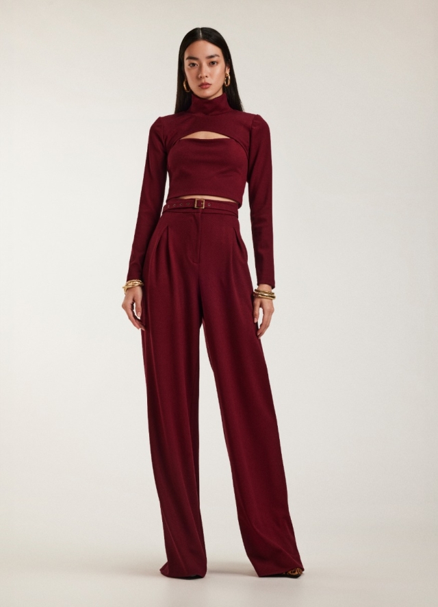 Set rosu burgundy din tricot format din trei piese: bluza cu maneci lungi, top cu bretele si pantaloni drepti cu pense Barolo