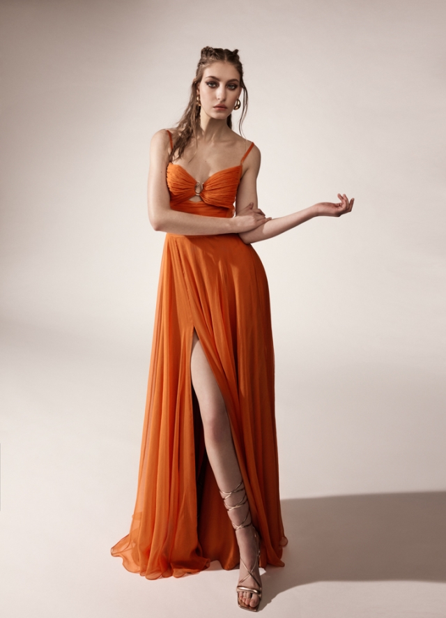 Rochie de seara lunga portocalie din voal de matase naturala cu drapaje si accesoriu metalic Gamma 